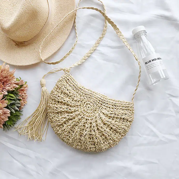 Sac ?� main paille pompon demi-lune - La boutique boh?�me
